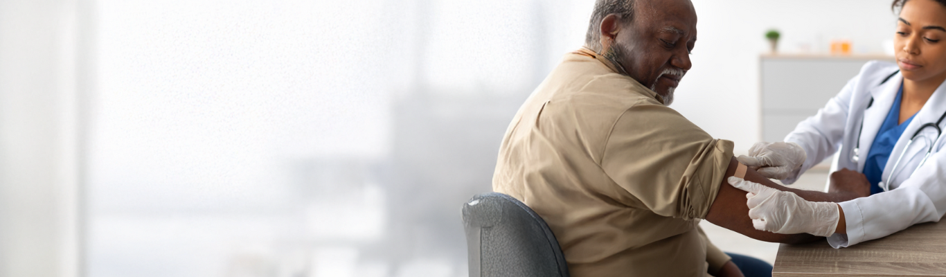 Hombre mayor vacunándose